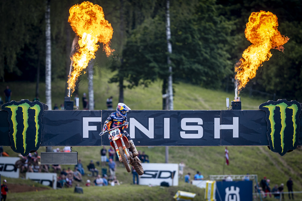 HERLING y LÄNGENFELDER ganan la clasificatoria en KEGUMS en el MXGP de Latvia