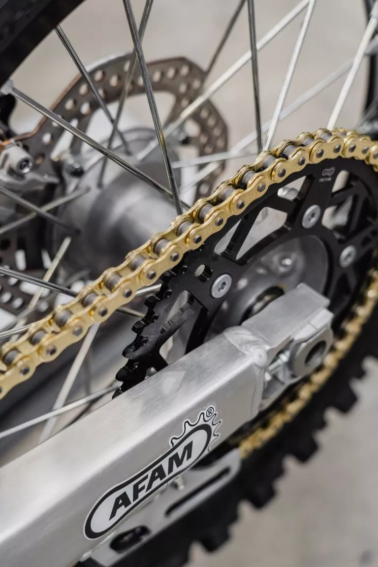Cómo cambiar el kit de transmisión en una moto de cross/enduro.