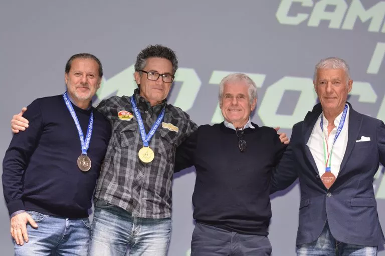 Michele Rinaldi y Franco Rossi premian a los campeones de motocross de la Época