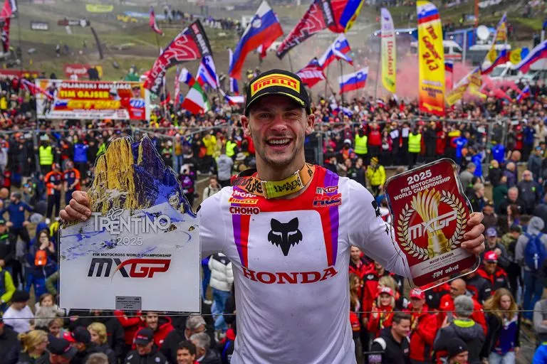 ¡GAJSER Y ADAMO ENTUSIASMAN A LAS MULTITUDES CON SU VICTORIA EN EL MONSTER ENERGY MXGP DE TRENTINO!