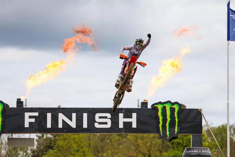 FRISK Vuela en Suiza en EMX250 Mientras que KATONA Gana en EMX125 Presentado por FMF Racing