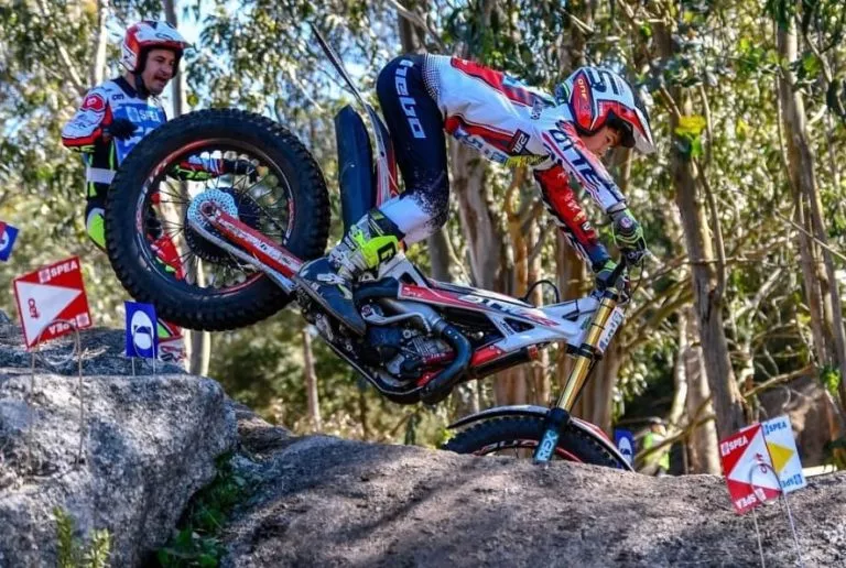 Los pilotos de Trial disfrutan en Chella