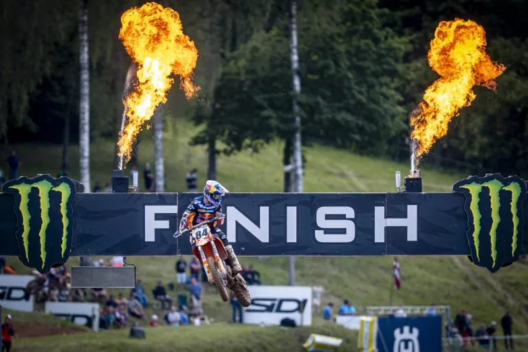 HERLING y LÄNGENFELDER ganan la clasificatoria en KEGUMS en el MXGP de Latvia