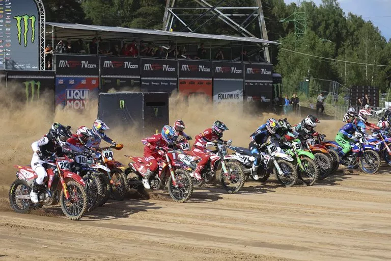 Hora de cambiar arena en el MXGP de Letonia
